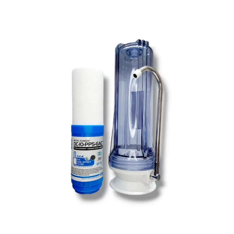Φίλτρο νερού άνω πάγκου μονής διαφανούς μπουκάλας το οποίο περιλαμβάνει ανταλλακτικό φίλτρο διπλής δράσης από πολυπροπυλένιο και ενεργό κοκοειδή άνθρακα κοκοφοίνικα.
