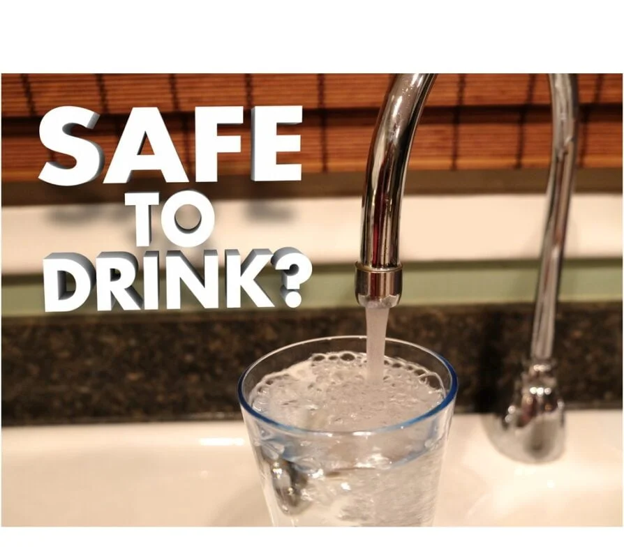 Safe to Drink question in 3d words beside a faucet pouring water in a glass. πόσιμο νερό