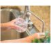 Φίλτρα Νερού. Γυναίκα που ρίχνει φρέσκο ​​καθαρό νερό από βρυσάκι για φίλτρο νερού σε ποτήρι στην κουζίνα.