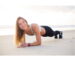 κοπέλα που κάνει γυμναστική στην παραλία, ενυδάτωση με φίλτρα νερού